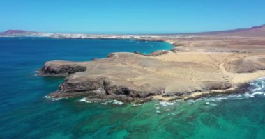 Gündüz vakti Lanzarote 'de Los Hervideros' ta sörf videosu