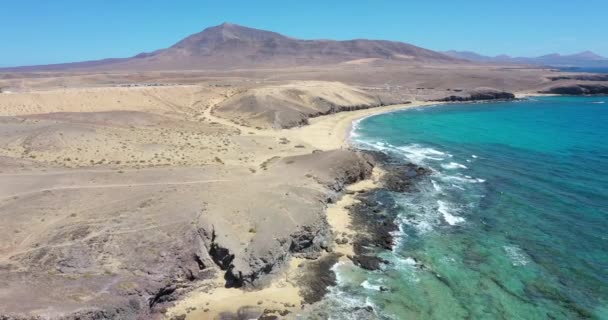 加那利岛兰萨罗特Los Ajaches国家公园的无人机视频 白天与著名的帕帕加乔海滩在一起 — 图库视频影像