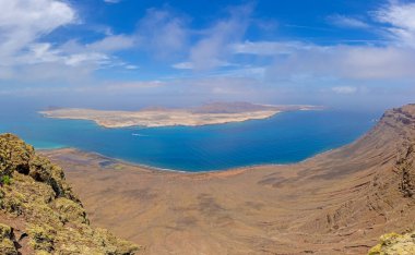 Gündüz vakti Mirador del Rio 'dan Lanzarote açıklarındaki Loa Graciosa adasının manzarası