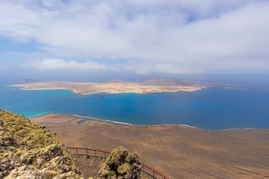 Gündüz vakti Mirador del Rio 'dan Lanzarote açıklarındaki Loa Graciosa adasının manzarası