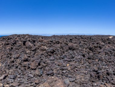 Gündüz vakti Lanzarote 'deki El Golfo yakınlarındaki volkanik sahilde görüntü