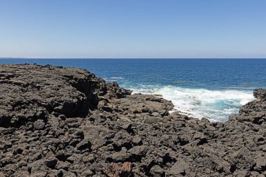 Gündüz vakti Lanzarote 'deki El Golfo yakınlarındaki volkanik sahilde görüntü