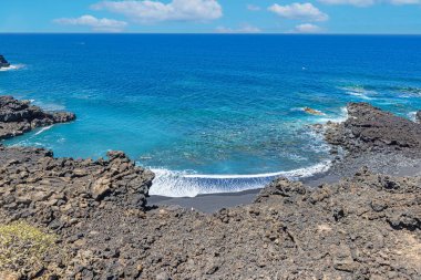 Lanzarote 'deki El Golfo yakınlarındaki kara plajda panoramik bir resim.