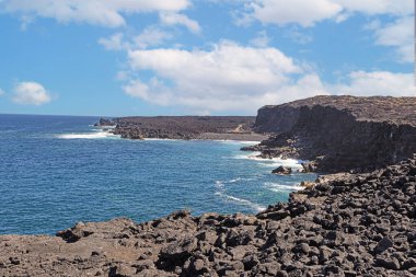 Gündüz vakti Lanzarote 'deki El Golfo yakınlarındaki volkanik sahilde görüntü