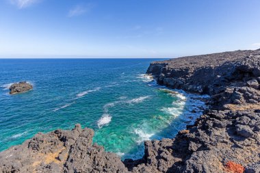 Gündüz vakti Lanzarote 'deki El Golfo yakınlarındaki volkanik sahilde görüntü