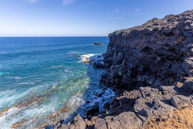 Gündüz vakti Lanzarote 'deki El Golfo yakınlarındaki volkanik sahilde görüntü