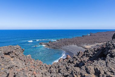 Lanzarote 'deki El Golfo yakınlarındaki Playa del Paso' da gündüz vakti çekilmiş bir fotoğraf.