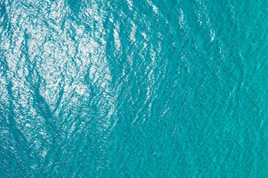 Turkuaz deniz yüzeyinde gündüz vakti dikey dron görüntüsü