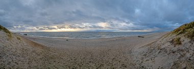 Gündüz vakti Jutland 'de bir plajda panoramik resim.