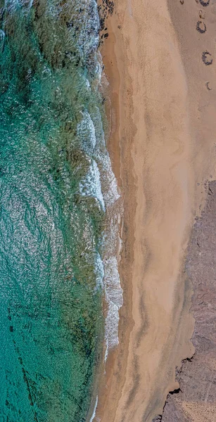 Panorama Vertical Drones Una Playa Arena Tropical Con Olas Durante — Foto de Stock