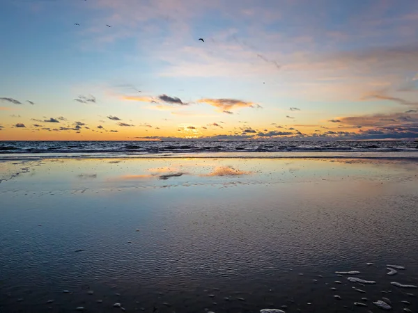 冬の上昇波の反射と海の上の夕日 — ストック写真