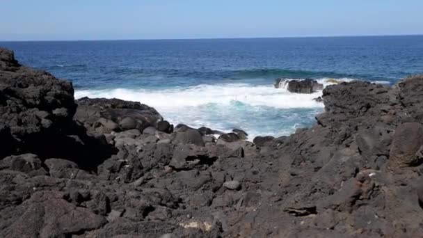 Vídeo Surf Costa Vulcânica Perto Golfo Lanzarote Durante Dia — Vídeo de Stock