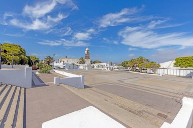 Tarihsel yerleşimin panoramik resmi Kanarya Adası Lanzarote 'de gündüz vakti Teguise