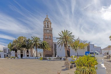 Tarihsel yerleşimin panoramik resmi Kanarya Adası Lanzarote 'de gündüz vakti Teguise