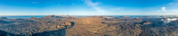 Drone Panorâmico Sobre Estéril Parque Nacional Timanfaya Vulcânico Lanzarote Nascer — Fotografia de Stock