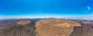 Lanzarote 'deki çorak volkanik Timanfaya Ulusal Parkı üzerindeki panoramik dron görüntüsü