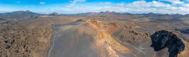 Lanzarote 'deki çorak volkanik Timanfaya Ulusal Parkı üzerindeki panoramik dron görüntüsü