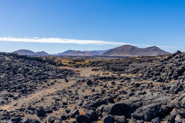 Lanzarote 'deki çorak volkanik Timanfaya Ulusal Parkı üzerindeki panoramik manzara