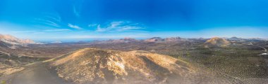Lanzarote 'deki çorak volkanik Timanfaya Ulusal Parkı üzerindeki panoramik dron görüntüsü