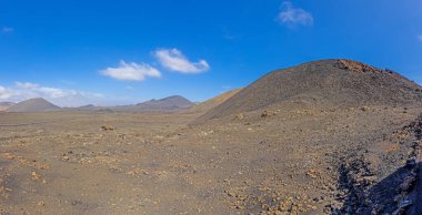 Lanzarote 'deki çorak volkanik Timanfaya Ulusal Parkı üzerindeki panoramik manzara