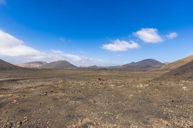 Lanzarote 'deki çorak volkanik Timanfaya Ulusal Parkı üzerindeki panoramik manzara