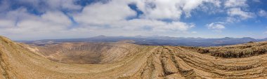 Gündüz vakti Lanzarote 'deki Caldera Blanca volkanik kraterinin panoramik görüntüsü