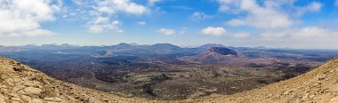 Gündüz vakti Lanzarote 'deki Caldera Blanca volkanik kraterinin panoramik görüntüsü