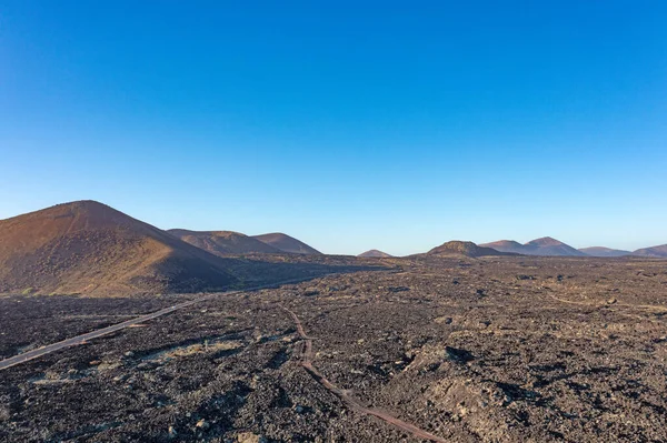 昼間のランサローテ島の不毛の火山Timanfaya国立公園上のパノラマドローン画像 — ストック写真