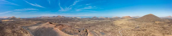 Panoramabild Över Den Karga Vulkaniska Nationalparken Timanfaya Lanzarote Dagtid — Stockfoto