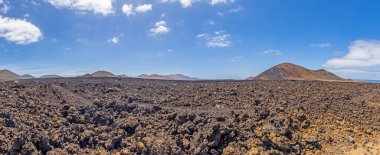 Lanzarote 'deki çorak volkanik Timanfaya Ulusal Parkı üzerindeki panoramik manzara