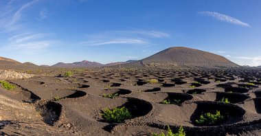 Lanzarote 'deki çorak volkanik Timanfaya Ulusal Parkı üzerindeki panoramik manzara