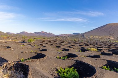Lanzarote 'deki çorak volkanik Timanfaya Ulusal Parkı üzerindeki panoramik manzara