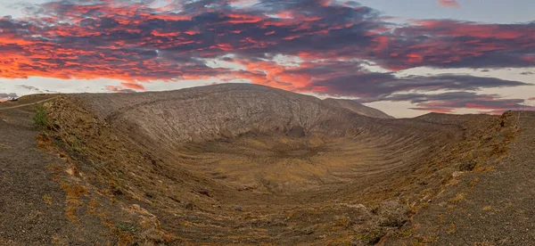 日落期间兰萨罗特岛Caldera Blanca火山陨石坑全景 — 图库照片