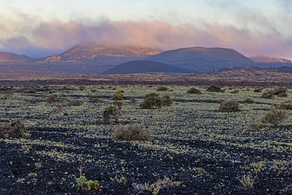 兰萨罗特上荒芜火山Timanfaya国家公园的全景图像 晨光低垂云 — 图库照片