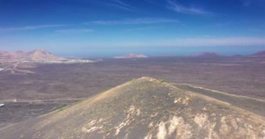 Lanzarote 'deki kısır volkanik Timanfaya Ulusal Parkı üzerindeki İHA videosu