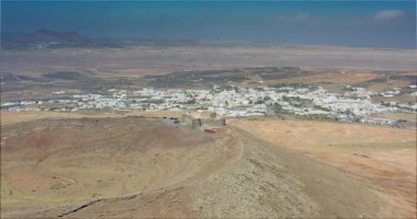 Lanzarote 'deki Santa Barbara Kalesi' nin gündüz vakti Teguise kasabasındaki insansız hava aracı videosu.