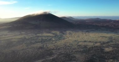 Lanzarote 'deki kısır volkanik Timanfaya Ulusal Parkı' nda güneş doğarken insansız hava aracı videosu.