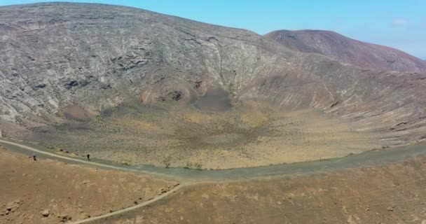 白天在Lanzarote的Caldera Blanca火山口上空拍摄的无人机录像 — 图库视频影像