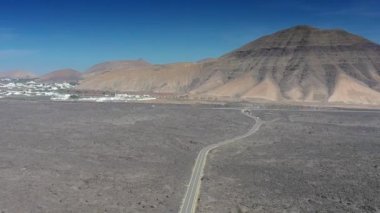 Lanzarote 'deki çorak volkanik Timanfaya Ulusal Parkı' nda gündoğumunda insansız hava aracı hızlandırılmış video.