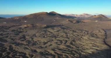 Lanzarote 'deki çorak volkanik Timanfaya Ulusal Parkı' nda gündoğumunda insansız hava aracı hızlandırılmış video.