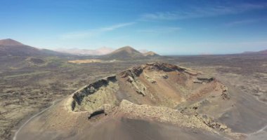 Lanzarote 'deki kısır volkanik Timanfaya Ulusal Parkı' nda güneş doğarken insansız hava aracı videosu.