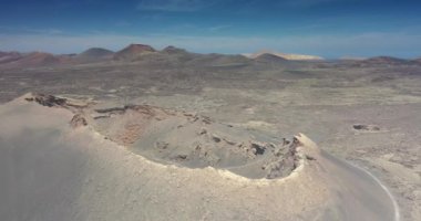 Lanzarote 'deki kısır volkanik Timanfaya Ulusal Parkı' nda güneş doğarken insansız hava aracı videosu.