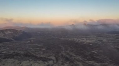 Lanzarote 'deki çorak volkanik Timanfaya Ulusal Parkı' nda gündoğumunda insansız hava aracı hızlandırılmış video.