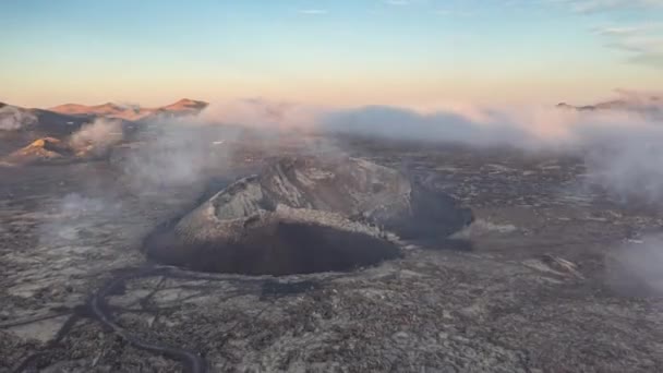 日の出にランサローテ島の不毛の火山Timanfaya国立公園上のドローン時間経過ビデオ — ストック動画