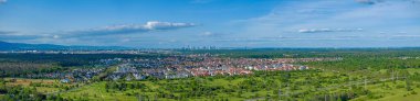 Frankfurt 'un varoşlarında Moerfelden-Walldorf şehri ve bahar zamanı havaalanı üzerinde insansız hava aracı panoraması.