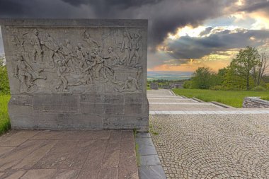 Bahar zamanı, Weimar yakınlarındaki Buchenwald toplama kampındaki anıtın resmi.