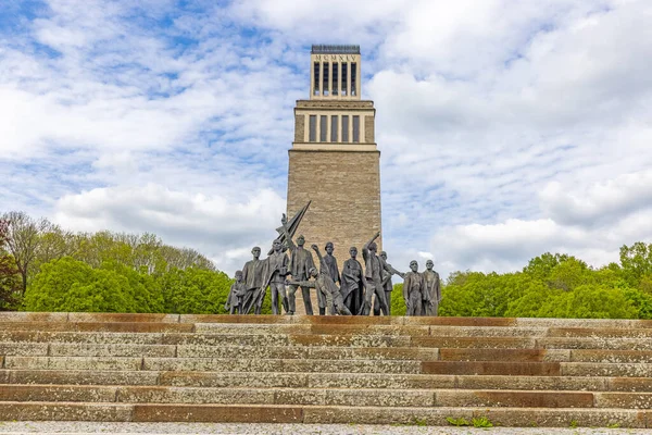 Bahar zamanı, Weimar yakınlarındaki Buchenwald toplama kampındaki anıtın resmi.