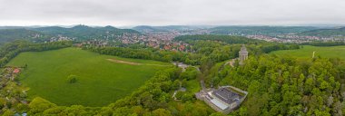 Gündüz vakti Wartburg şatosuyla birlikte, perşembe şehri Eisenach 'ın insansız hava aracı panoraması