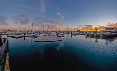 Baharda gün batımında Lanzarote 'deki Playa Blanca marinasına bakın.