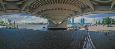 Rotterdam 'daki Erasmus Köprüsü' nün altında gündüz vakti geniş açı çekimi